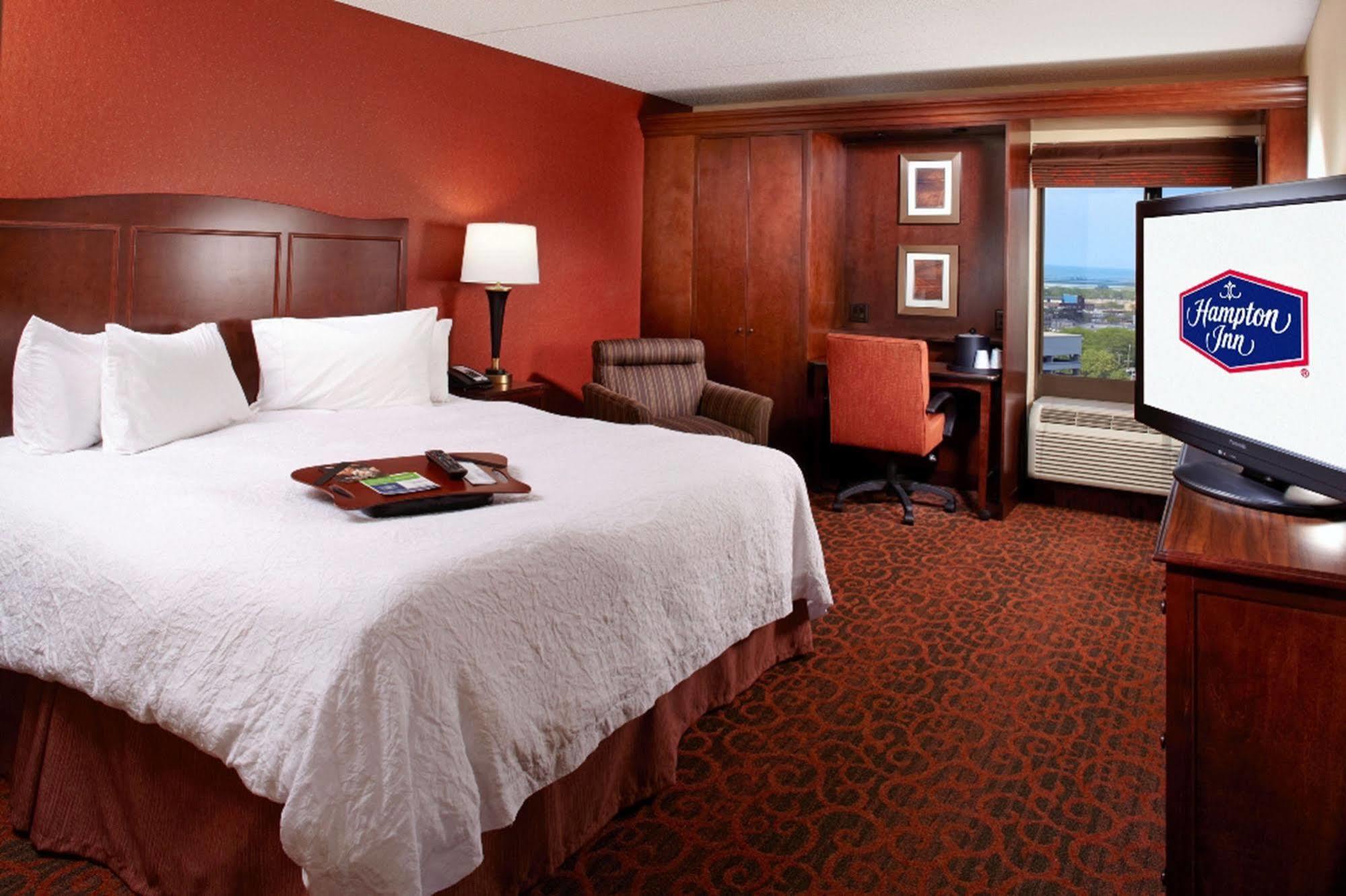 Hampton Inn Cleveland-Downtown Экстерьер фото